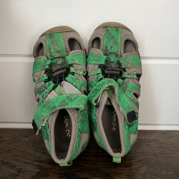 Old Navy Green Sandal, youth, fair condition, size 11 - Picture 3 of 9